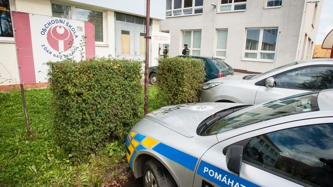 Policie před střední školou ve Žďáru, kde došlo k útoku ženy na studenty.