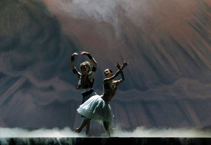 Baletní tanečníci Vladimir Malakhov a Diana Vishneva účinkují v závěrečné scéně opery "La Peri" v rámci generální zkoušky v berlínské Staatsballet, 25.února 2010.