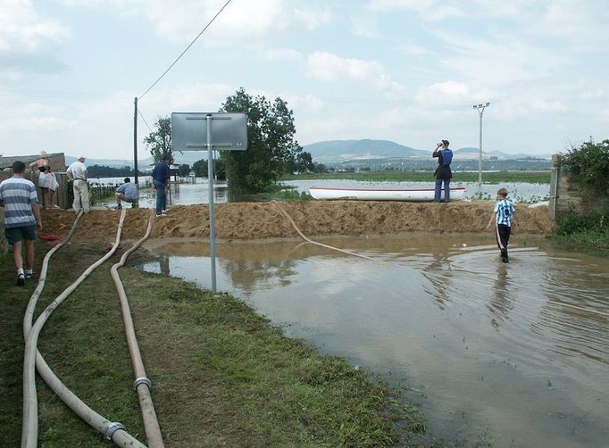 Travčice – čerpání vod z ulic obce za ochranný val (16. 8. 2002)