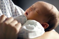 Rodiče zemřeli cestou k porodu, dítě přežilo pár hodin