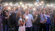 Kirk, dlouholetý obhájce mladých lidí v konzervativním hnutí, byl Vanceem označen za klíčového pro rozhodnutí prezidenta Trumpa při jeho výběru na viceprezidenta v roce 2024. Na snímku se mladí lidé shromáždili ve čtvrtek večer na vigilii v Orem City Center Park.