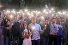 Kirk, dlouholetý obhájce mladých lidí v konzervativním hnutí, byl Vanceem označen za klíčového pro rozhodnutí prezidenta Trumpa při jeho výběru na viceprezidenta v roce 2024. Na snímku se mladí lidé shromáždili ve čtvrtek večer na vigilii v Orem City Center Park.