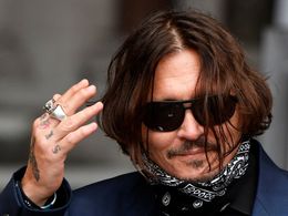 Johnny Depp je beznadějný závislák a žárlivec, tvrdí právnička britského bulváru