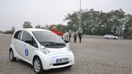 Primátor Svoboda a starostka Kousalíková autem. Praha 6 se chtěla pochlubit novým elektromobilem, díky kterému šetří životní prostředí.