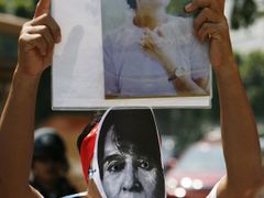 Poprvé barmské úřady Su Ťij zadržely v červenci 1989 a k dnešnímu dni strávila v domácím vězení nebo za mřížemi rovných 12 let