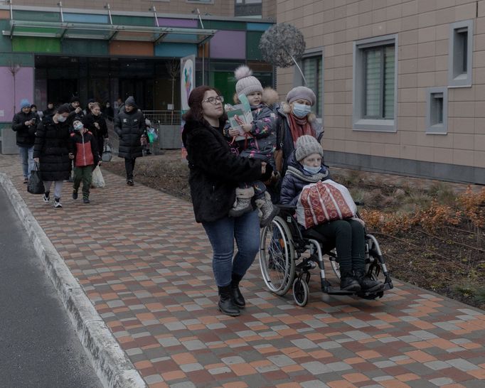 Pacienti ukrajinské nemocnice pro děti v Kyjevě nastupují do autobusů, které je odvezou do Polska.