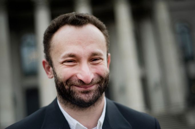 Kirill Petrenko, který na Pražském jaru vystoupí s Berlínskými filharmoniky, nedává rozhovory. Podle jeho slov to je zbytečné a akorát to stojí čas.