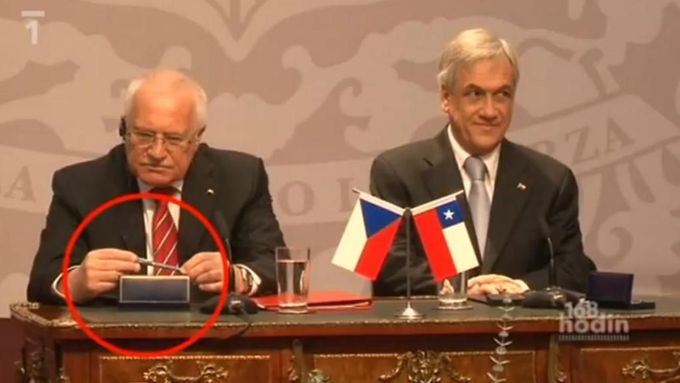 Václav Klaus a pero na tiskové konferenci v Chile