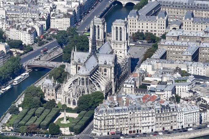 Letecký pohled na katedrálu Notre-Dame na ostrově Île de la Cité v Paříži, pořízený 14. července 2017.