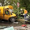 Hasiči vystřihávali řidiče dodávky, kterou srazil kamion