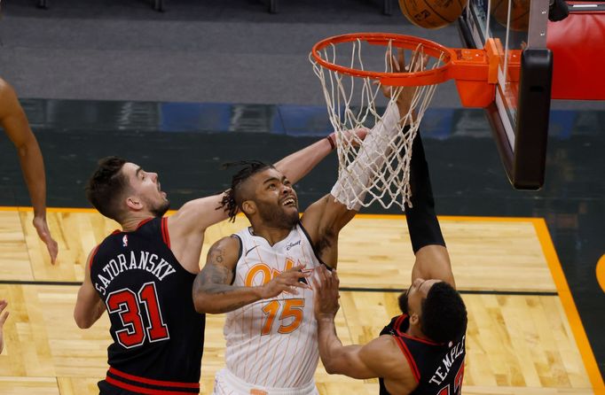 Tomáš Satoranský z Chicaga (31) a domácí Frank Mason III (15)  v akci v zápase NBA Orlando - Chicago