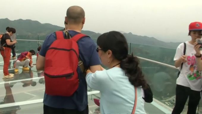 V Číně se skleněné atrakce rozmohly. Vyhlídka Shilingxia nedaleko Pekingu má pomoci lidem trpícím strachem z výšek.