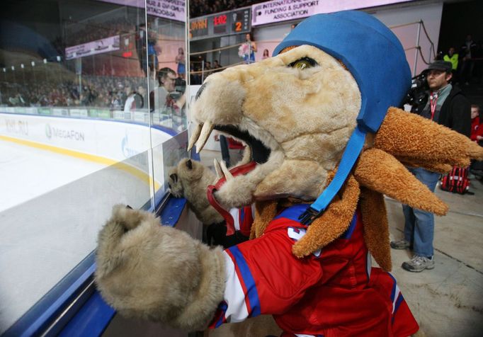 Hokejový maskot Lva Praha v utkání KHL 2012/13 proti Slovanu Bratislava.