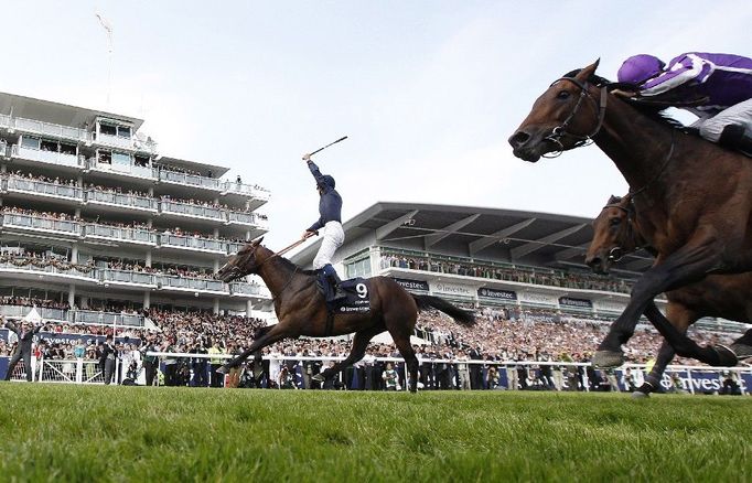 Pour Moi (vlevo) na kterém jede žokej Mickael Barzalona vyhrává Epsom Derby v Epsomu na jihu Anglie.