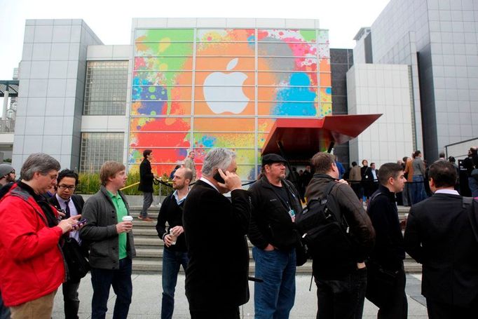 Napjatá atmosféra před začátkem tiskové konference. Vystoupí Steve Jobs jako vždy v černém roláku a džínách?