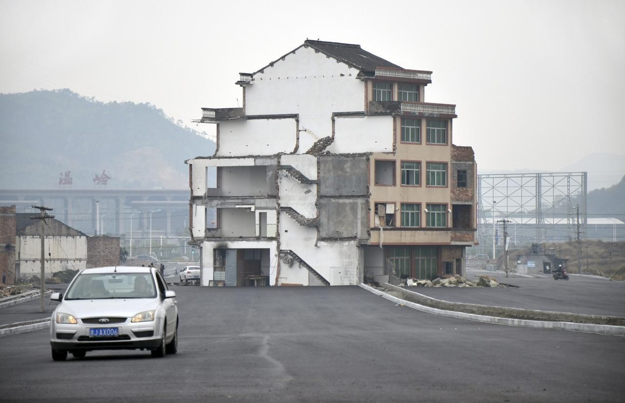 Čína - Dům uprostřed dálnice