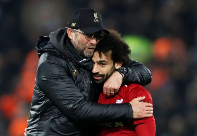 Jürgen Klopp a Mohamed Salah slaví postup do osmifinále