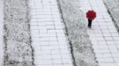 A pedestrian walks under an umbrella during snowfall in Russia's Siberian city of Krasnoyarsk October 20, 2012. REUTERS/Ilya Naymushin (RUSSIA - Tags: SOCIETY TPX IMAGES OF THE DAY ENVIRONMENT) Published: Říj. 20, 2012, 8:52 dop.