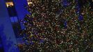 The tree is lit for the 80th Annual Rockefeller Center Christmas Tree Lighting Ceremony in New York, November 28, 2012. REUTERS/Carlo Allegri (UNITED STATES - Tags: SOCIETY ENTERTAINMENT) Published: Lis. 29, 2012, 2:31 dop.