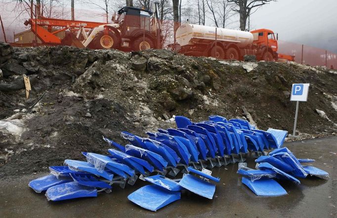 Spectators seats lay on a parking lot outside the Extreme Park, a Sochi 2014 Winter Olympics venue for the snowboard and skiing freestyle events in Rosa Khutor near Sochi February 12, 2013. Although many complexes and venues in the Black Sea resort of Sochi mostly resemble building sites that are still under construction, there is nothing to suggest any concern over readiness. Construction will be completed by August 2013 according to organizers. The Sochi 2014 Winter Olympics opens on February 7, 2014. REUTERS/Kai Pfaffenbach (RUSSIA - Tags: CITYSCAPE BUSINESS CONSTRUCTION ENVIRONMENT SPORT OLYMPICS) Published: Úno. 12, 2013, 11:16 dop.