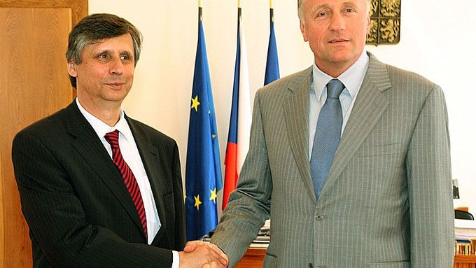 Premiér Fischer přijel na úřad vlády, premier Topolánek ukázal, kdo je dnes pánem