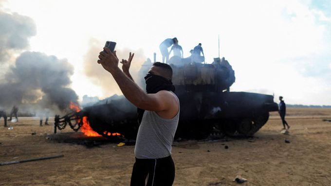 Izrael zaskočili teroristé, teď chystá pomstu. Na sítích kolují otřesná videa z útoků