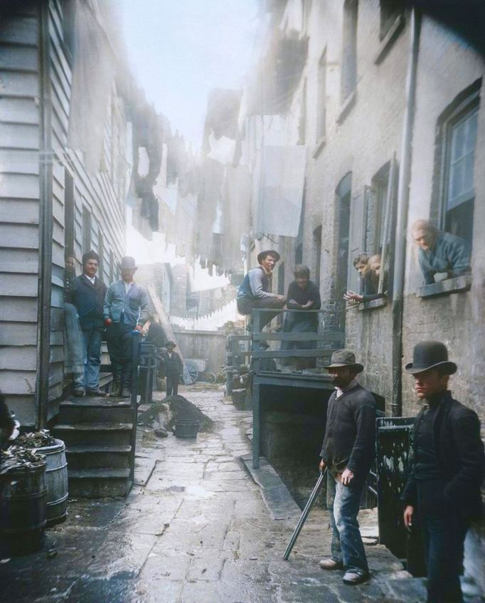 Jacob Riis, Bandits' Roost, 59 1/2 Mulberry Street, 1888, kolorováno.