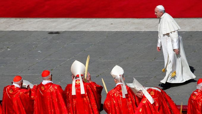 Papež František na svatopetrském náměstí.