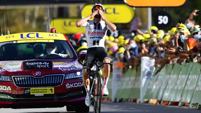 Šťastný Marc Hirschi nemůže uvěřit tomu, že se mu napotřetí útok na etapové vítězství na Tour de France konečně podařil