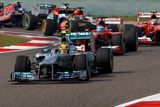 Zatímco Lewis Hamilton udržel po startu svůj Mercedes na vedoucím místě...