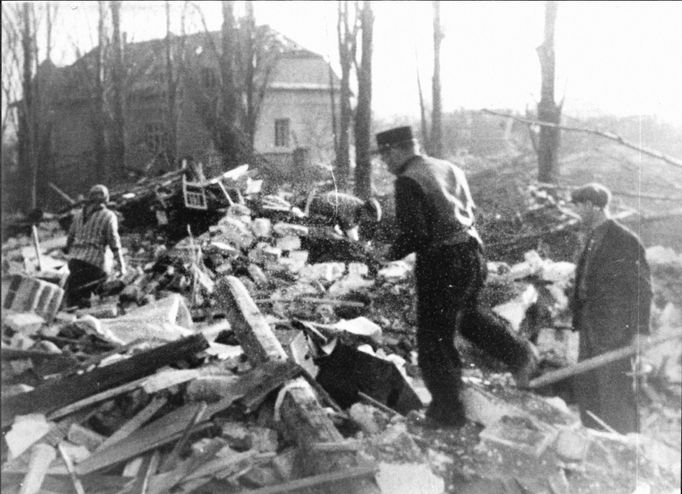 Tak po ničivém náletu 22. 3. 1945 americké bomby zdevastovaly Kralupy nad Vltavou.