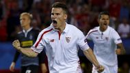 Královec v Seville nejprve v 46. minutě odpískal penaltu po zákroku brankáře Sommera a Gameiro otevřel skóre. Poté podle českého sudího fauloval ve 49. minutě Brouwers, ale domácí střelec tentokrát z pokutového kopu napálil jen břevno. Třetí penaltu Královec nařídil v 66. minutě po zákroku Jantschkeho a Banega zvýšil. Sevilla pak přidala ještě třetí branku.