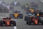 F1 živě: Drama v Bahrajnu završil Hamiltonův vítězný finiš za safety car