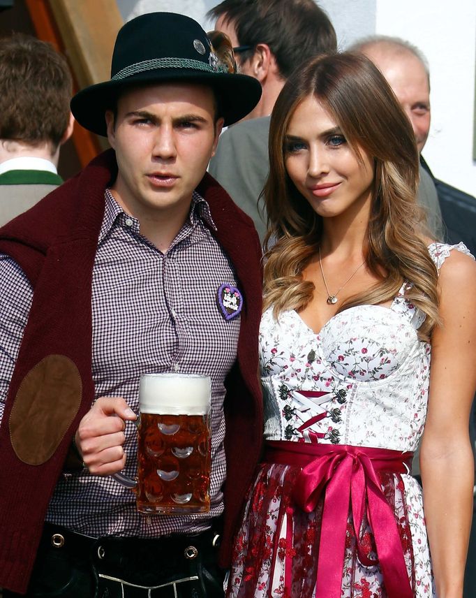 Bayern Mnichov na Oktoberfestu 2015: Mario Götze a přítelkyně Ann-Kathrin Brömmelová