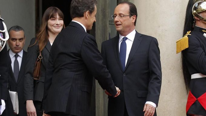 Střídání stráží v Elysejském paláci. Novým prezidentem Francie je Francois Hollande.