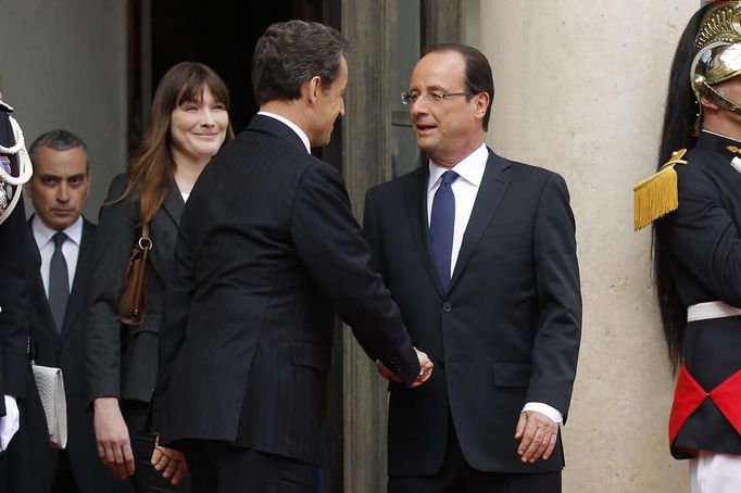 Střídání stráží v Elysejském paláci. Novým prezidentem Francie je Francois Hollande.