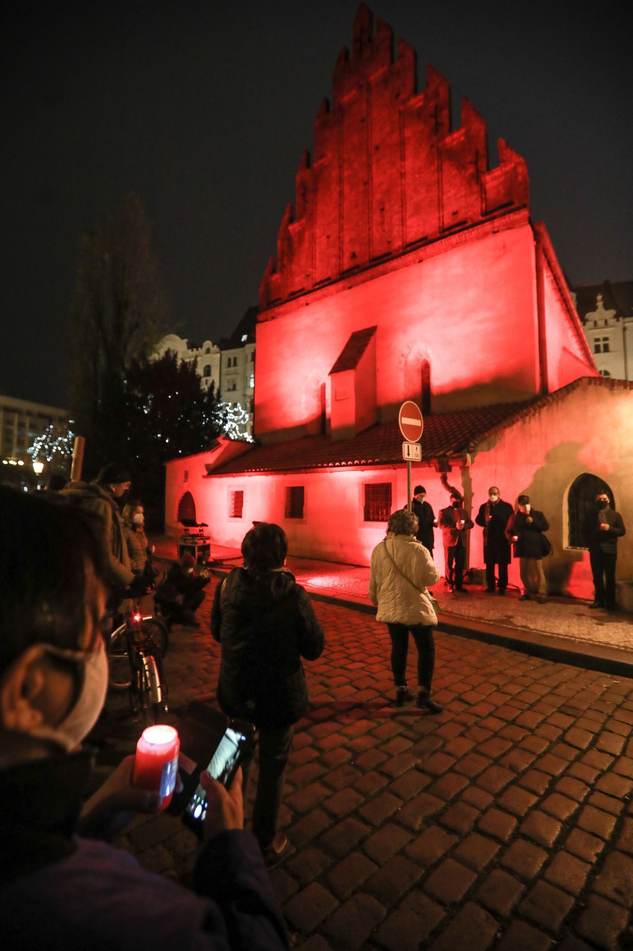 Červená středa - pochod kolem červeně nasvícených budov za lidi pronásledované pro svou víru, 25. 11. 2020