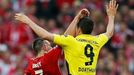 Fotbal, Liga mistrů, Bayern - Dortmund: Franck Ribéry - Robert Lewandowski (vpředu)