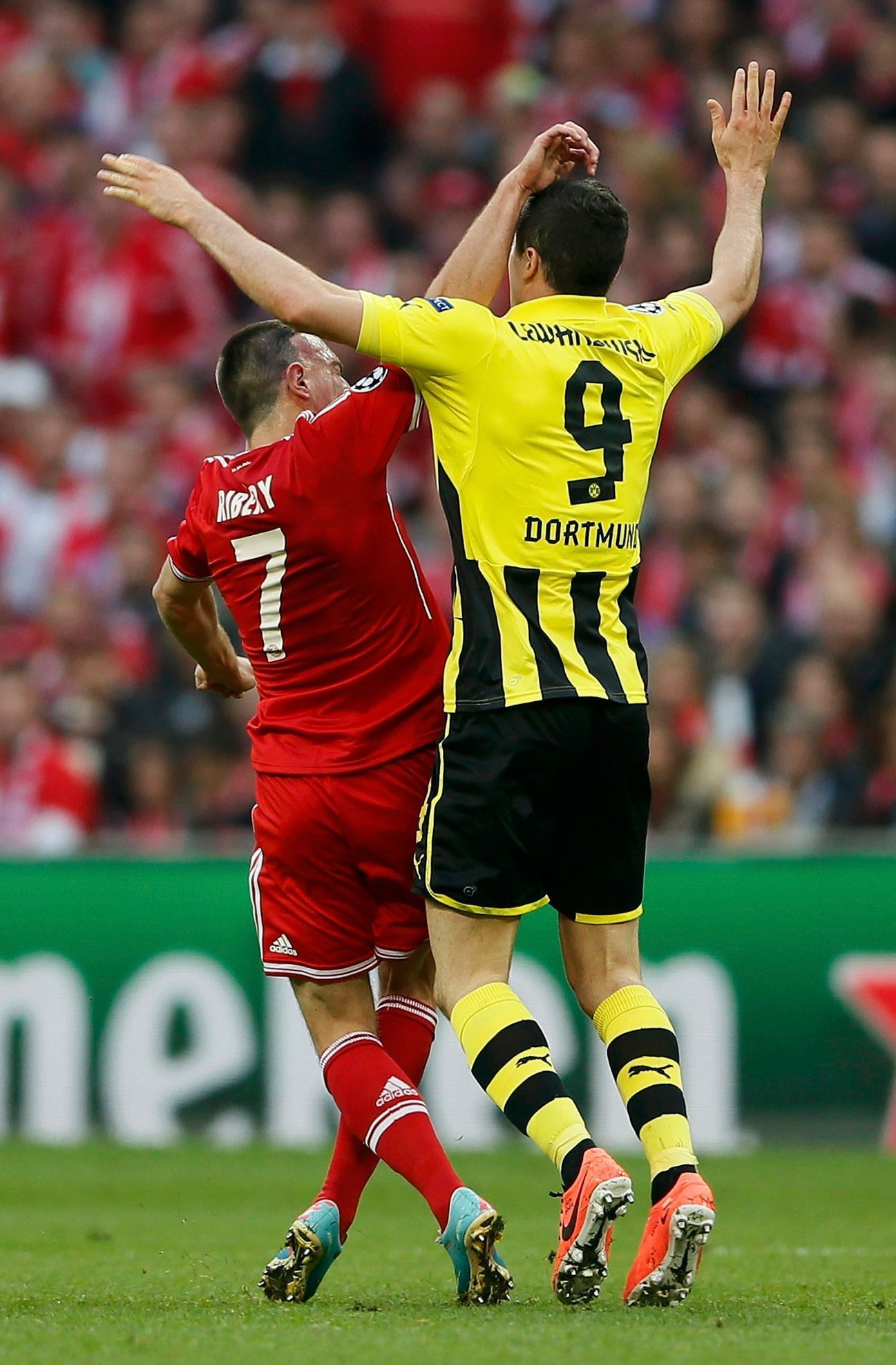 Fotbal, Liga mistrů, Bayern - Dortmund: Franck Ribéry - Robert Lewandowski (vpředu)