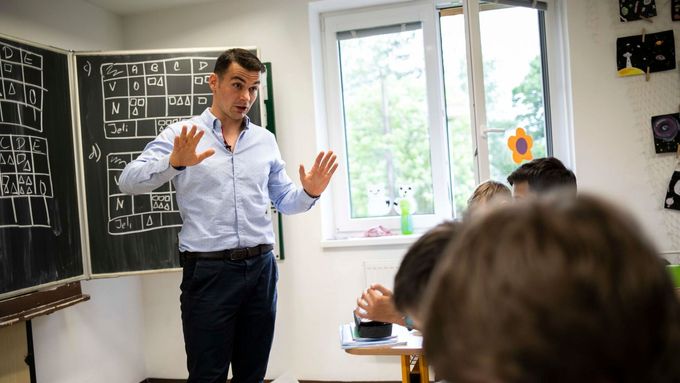 Tomáš Chrobák v hodině matematiky se svými žáky v ZŠ Baška.