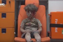 Nevydal ani hlásku. Svět obletělo video s chlapcem z Aleppa, kterého vytáhli ze sutin