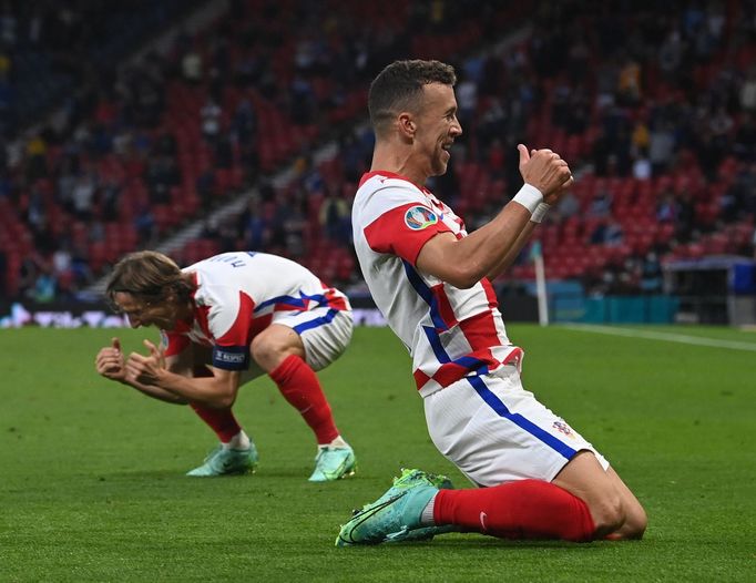 ME ve fotbale 2021, Chorvatsko - Skotsko: Ivan Perišič a Luka Modrič slaví gól Chorvatů.