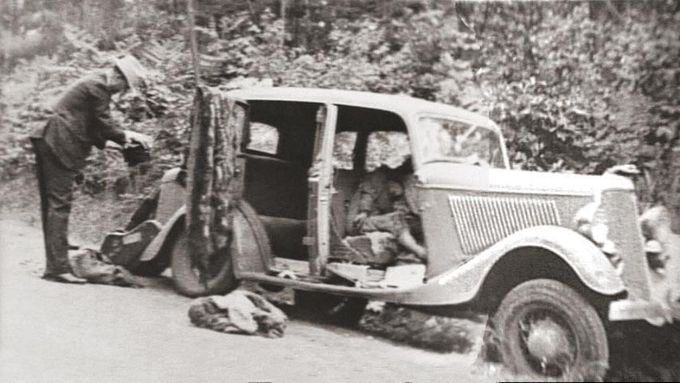 Fotografie po policejní palbě. Ve Fordu našli smrt slavní gangsteři Bonnie a Clyde.