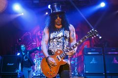 Vrací se kytarista s cylindrem. Slash ustál válku s loky i návrat Guns N' Roses