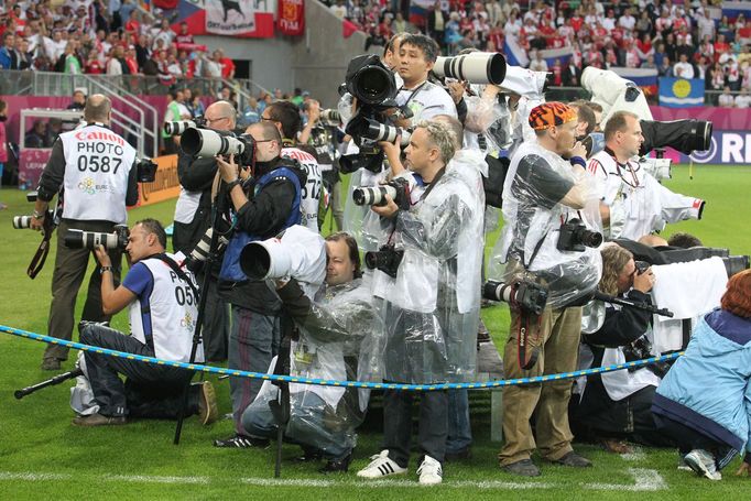 Fotografové  během utkání Ruska s Českou republikou na Euru 2012.