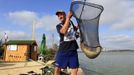 Mickael Regny of France catches a carp during the 14th Carpfishing World Championship in Corbu village, 310 km (192 miles) east of Bucharest, September 29, 2012. REUTERS/Radu Sigheti (ROMANIA - Tags: SOCIETY) Published: Zář. 29, 2012, 4:22 odp.