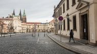 Stojíme na Hradčanském náměstí na dohled od Pražského hradu. Napravo od nás je budova, kterou dost možná většina lidí míjí bez povšimnutí.