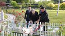 Vladimir Putin a Kim Čong-un si prohlížejí psy, které severokorejský vůdce daroval ruskému prezidentovi.