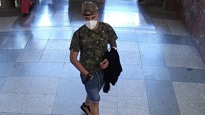 Muž nejdříve před dívkou onanoval, pak ji ve vlaku napadl. Pátrá po něm policie; Zdroj foto: Policie České republiky – KŘP hlavního města Prahy