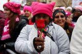 Mezi účastníky, jejichž sjednocujícím znamením byly růžové čepice a růžová trička, nebylo možné přehlédnout plakáty namířené proti Trumpovi.